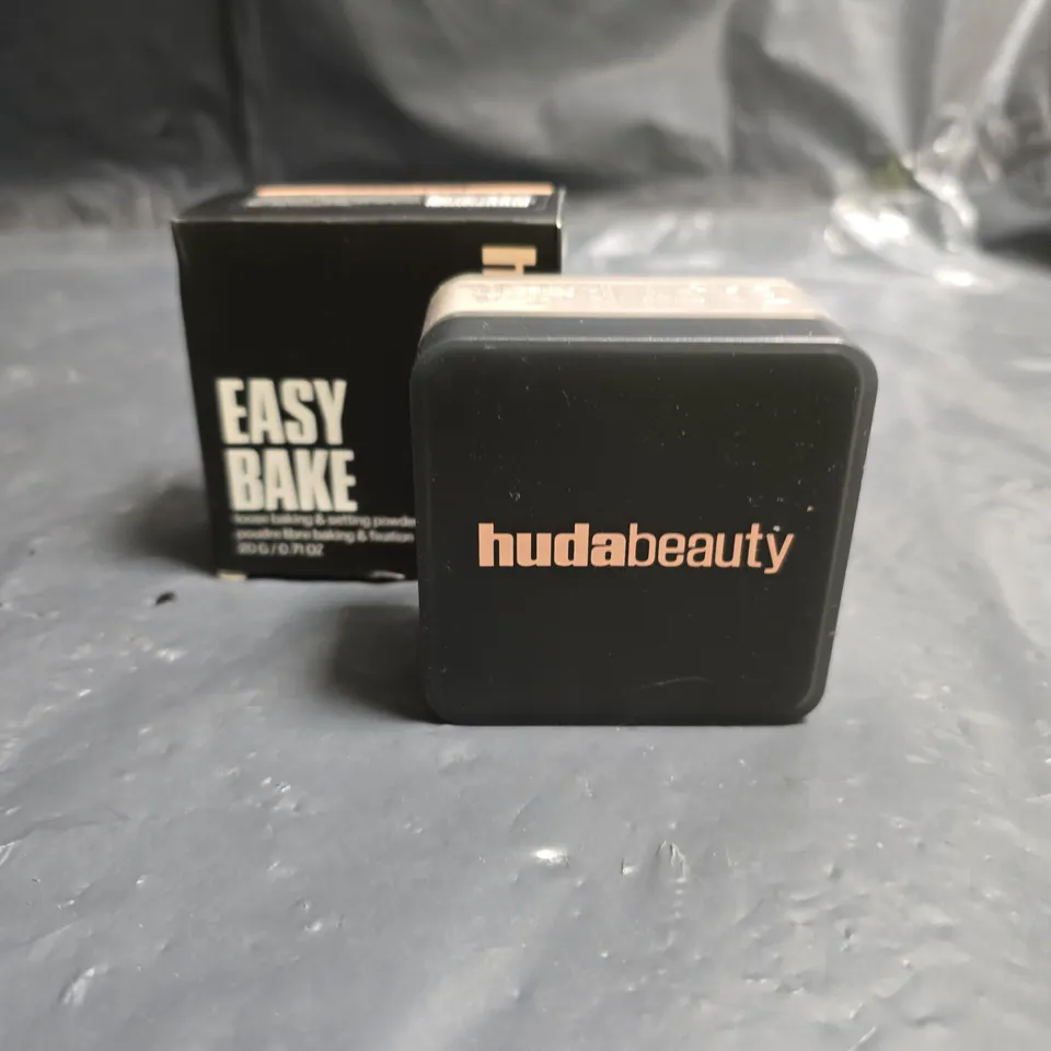 HUDA BEAUTY EASY BAKE LOOSE SETTING POWDER – BLACK COMPACT - 20G - POUND CAKE