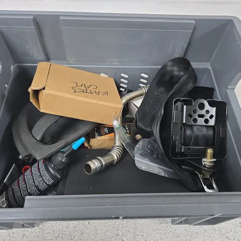 APPROXIMATELY 10 ASSORTED VEHICLE PARTS AND ACCESSORIES