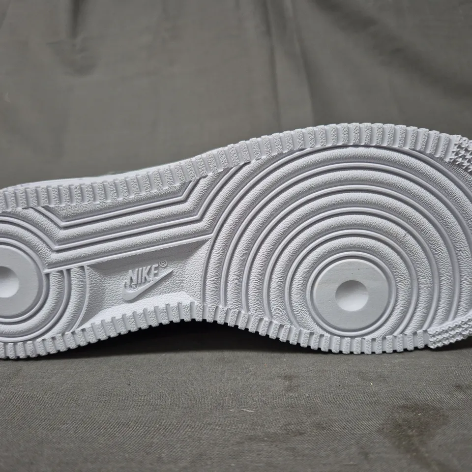 BRAND NEW BOXED PAIR OF NIKE WOMEN'S AIR FORCE 1 '07 ESS SHOES IN WHITE/METALLIC SILVER UK SIZE 5