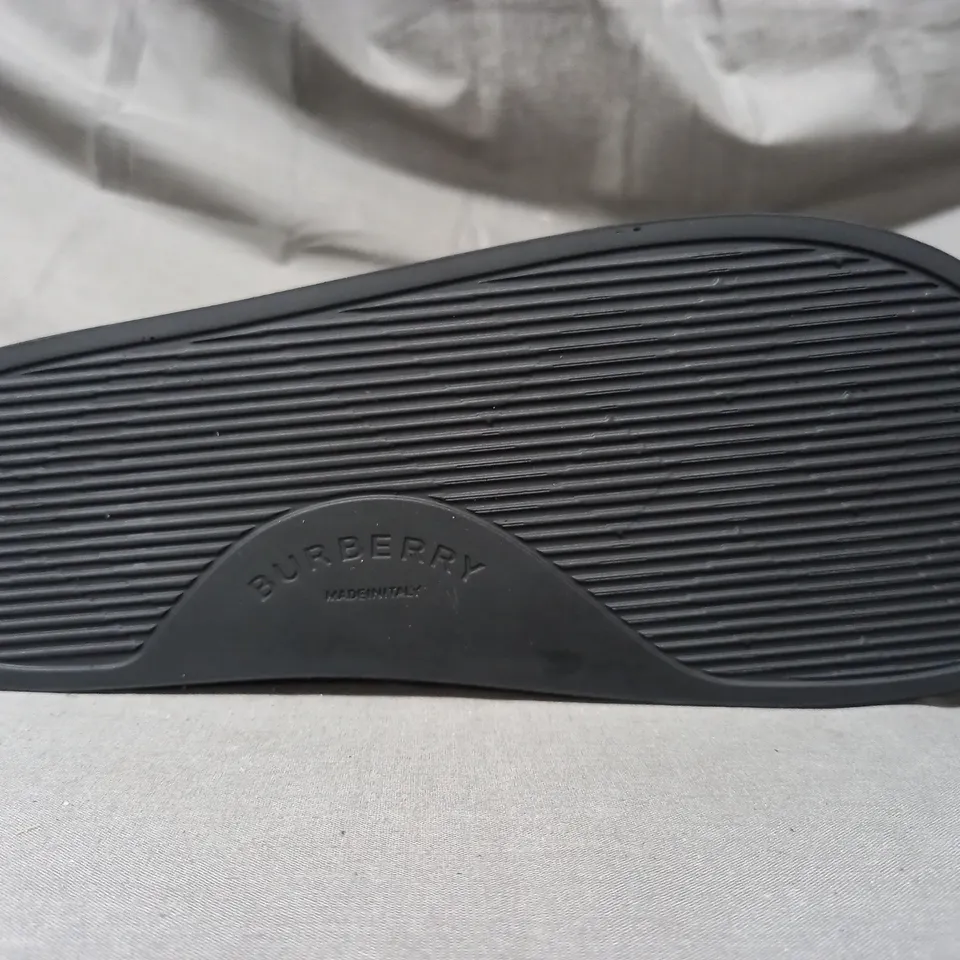 PAIR OF BURBERRY SLIDERS IN CHECK SIZE UNSPECIFIED