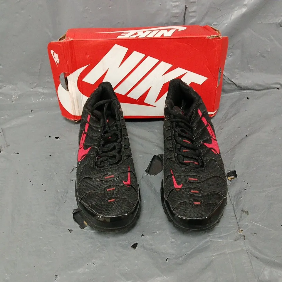 BOXED PAIR OF NIKE AIR MAX PLUS BLACK/RED US 10 