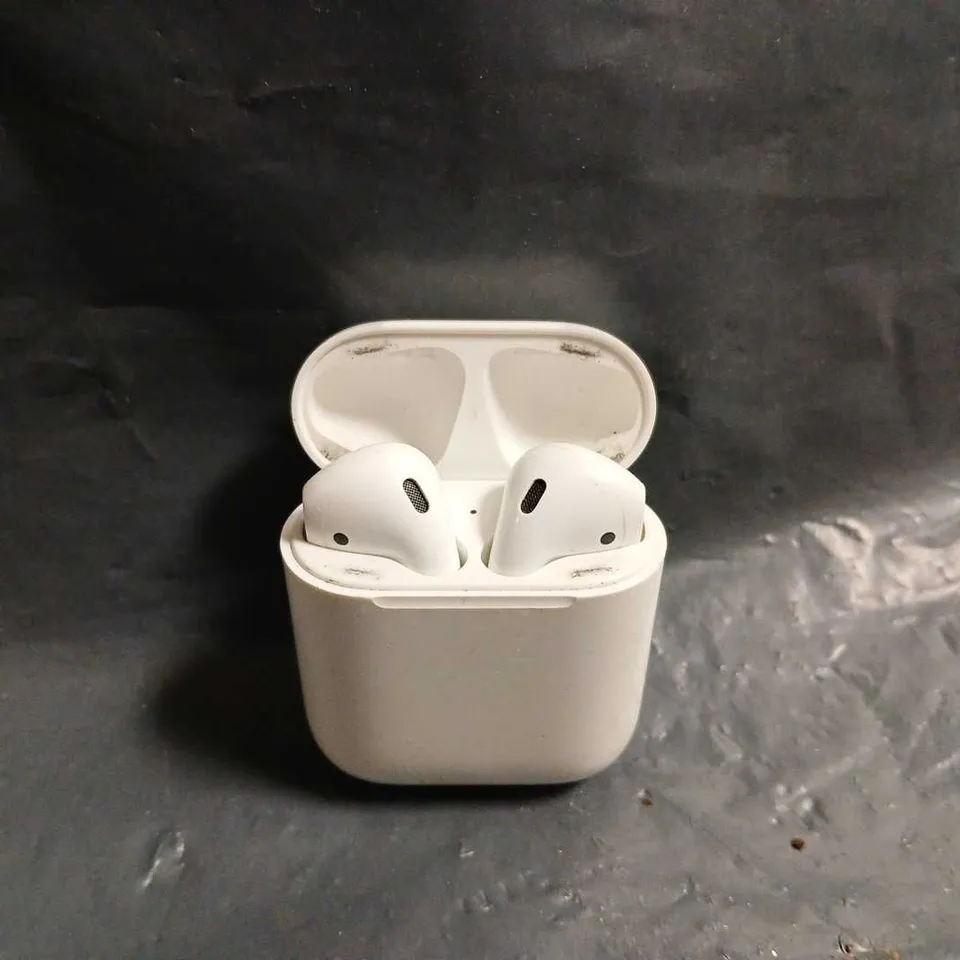  APPLE AIRPODS 1ST GENERATION IN WHITE A1602