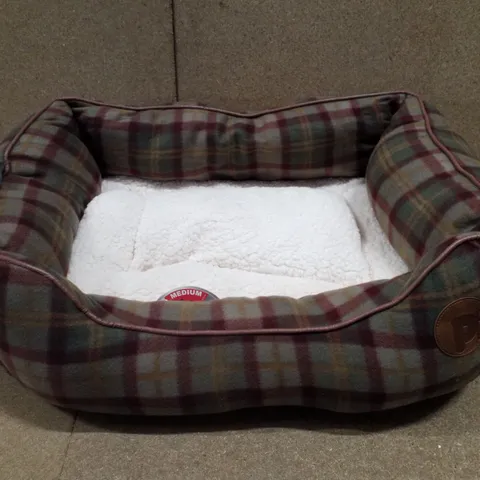 PETFACE COUNTRY CHECK SQUARE PET BED - MEDIUM 