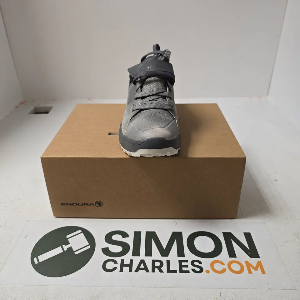 BOXED PAIR OF ENDURA MT500 BURNER CLIPLESS SHOES IN DREICH GREY - UK 5