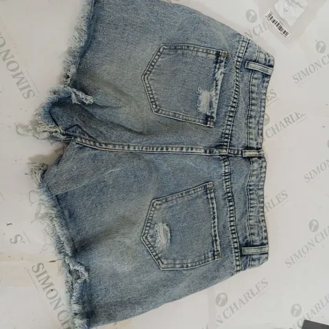UNBRANDED LIGHT BLUE DISTRESSED DENIM SHORTS SIZE L
