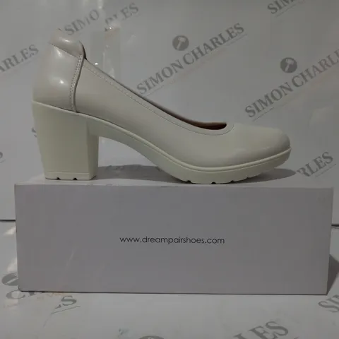 BOXED PAIR OF DREAM PAIRS CLOSED TOE BLOCK HEEL SLIP-ON SHOES IN WHITE UK SIZE 6