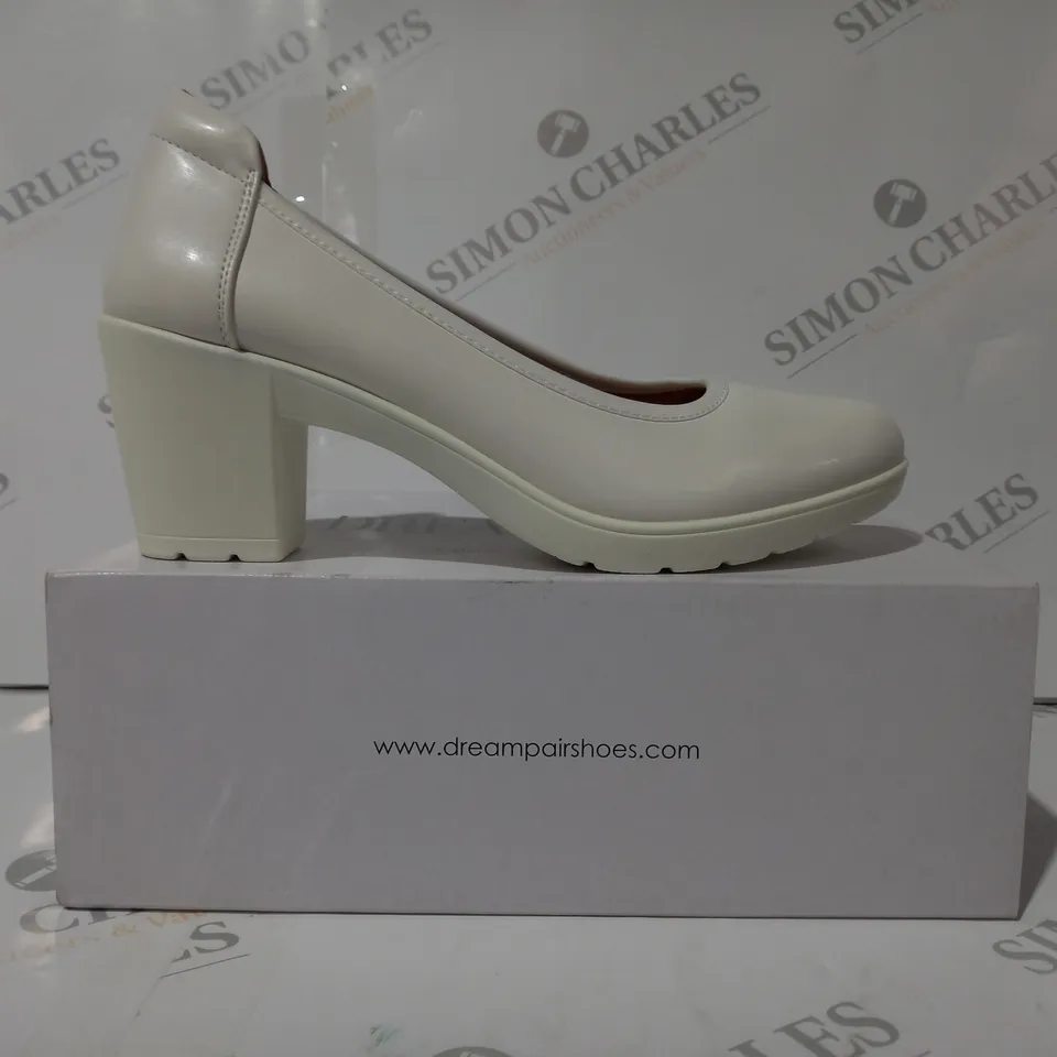 BOXED PAIR OF DREAM PAIRS CLOSED TOE BLOCK HEEL SLIP-ON SHOES IN WHITE UK SIZE 6