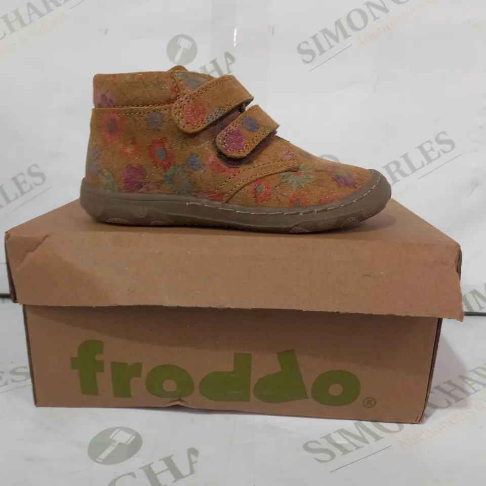 BOXED PAIR OF FRODDO KART VELCRO KIDS SHOES IN DARK YELLOW EU SIZE 23