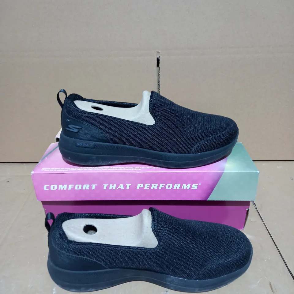 SKECHERS GO WALK BLACK TRAINERS - SIZE 6