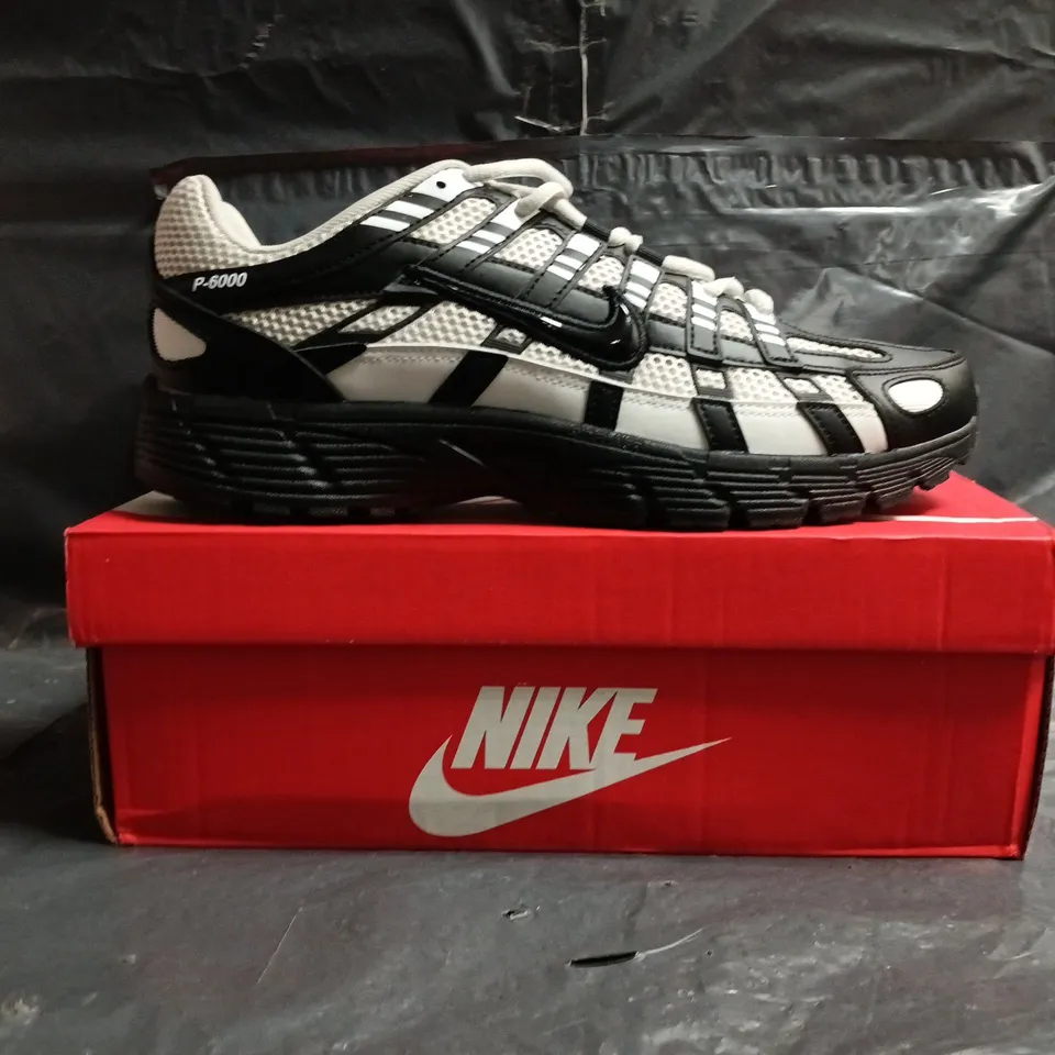 BOXED PAIR OF NIKE P-6000 TRAINERS IN BLACK/GREY SIZE UK 10