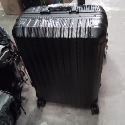 LUGG TRAVEL BLACK SUITCASE