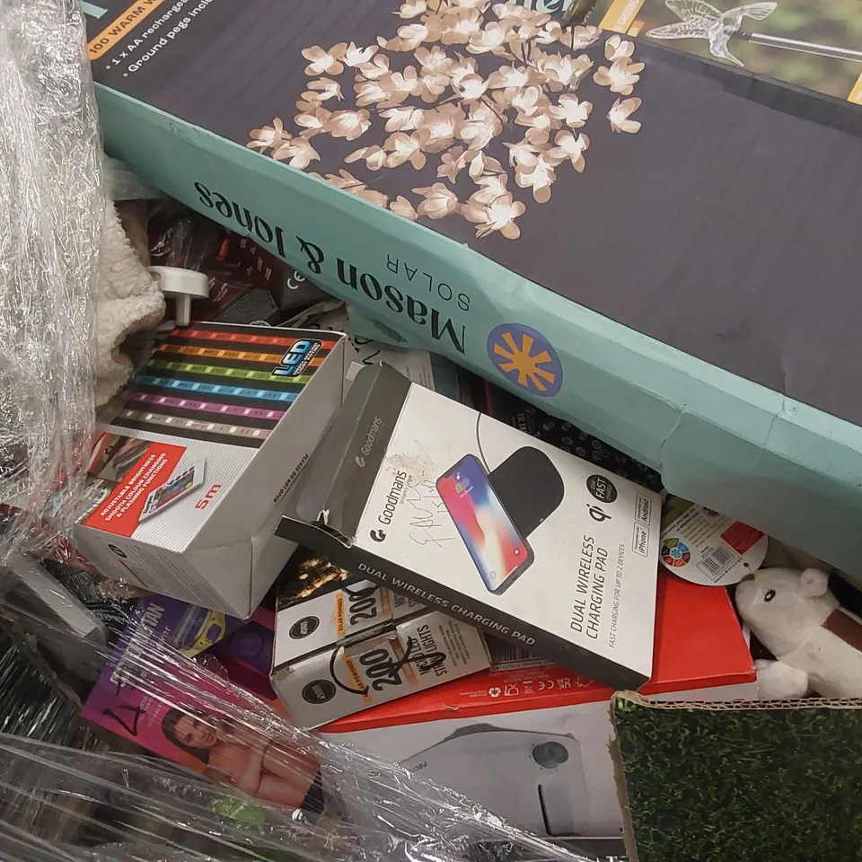 PALLET CONTAINING A LARGE ASSORTMENT OF UNCHECKED ELECTRICAL PRODUCTS/GARDEN DECORATIONS INCLUDING: GARDEN LIGHTS, TOASTER, WIRELESS PHONE CHARGING PAD, BODY SHAVER ECT