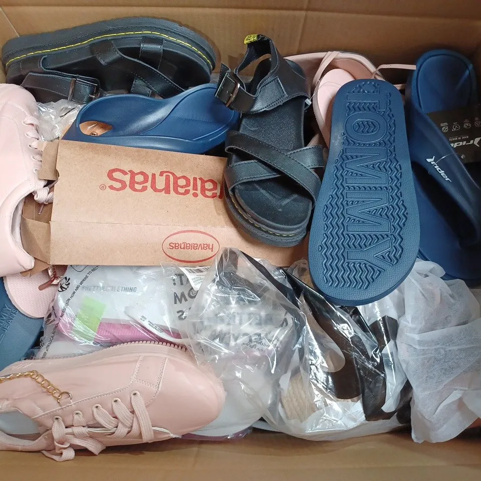 BOX OF APPROX 18 ASSORTED SHOES TO INCLUDE - TOMMY JEANS SLIDERS - SRIDER SANDALS - FASHION SINCE 2022 AFR SHOES ECT