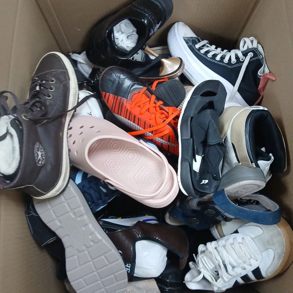 BOX OF APPROXIMATELY 15 ASSORTED SINGLE SHOES INCLUDING A BLACK SANDAL, AN ADIDAS SAMBA AND A SOFT LINE SANDAL