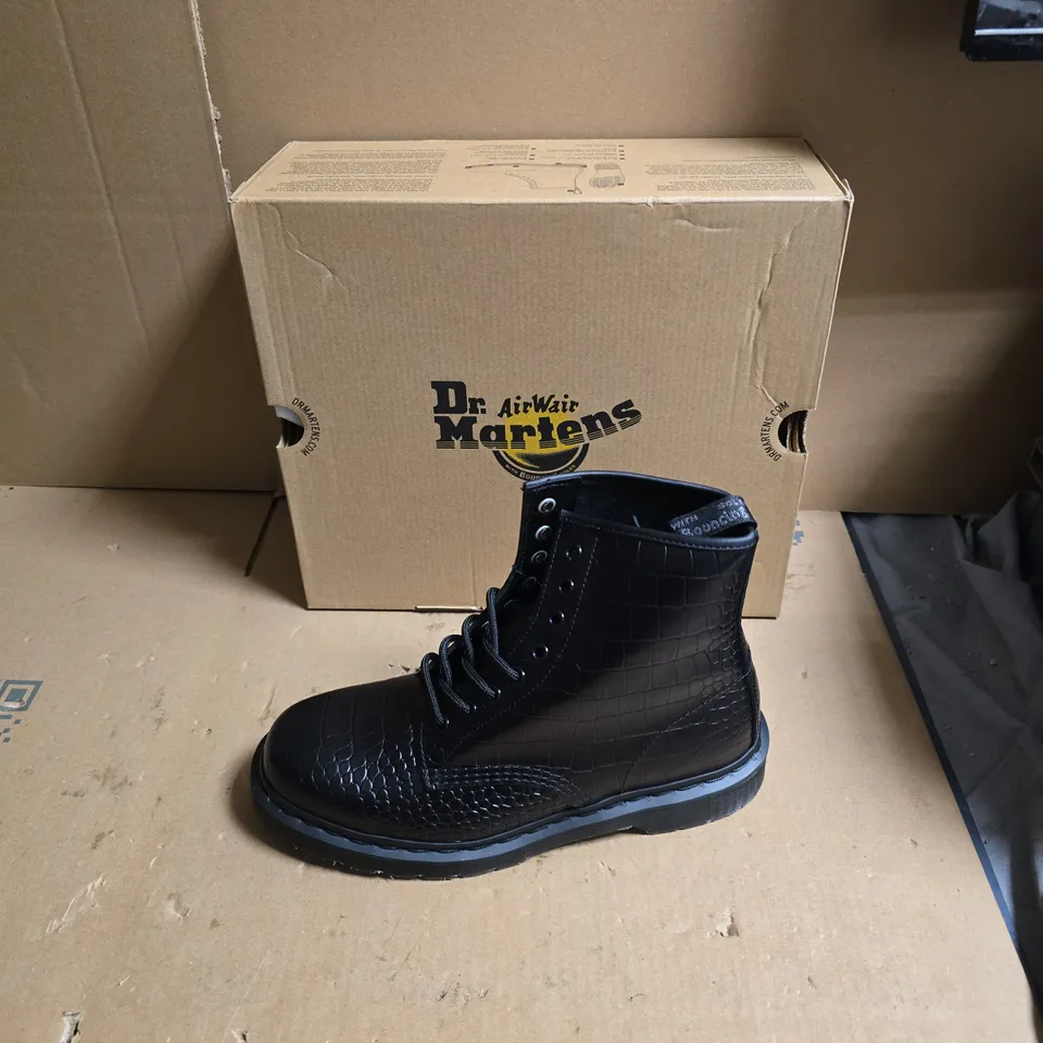 DR. MARTENS AIRWAIR BLACK CROC-EMBOSSED LEATHER BOOTS – BOXED - UK SIZE 8 