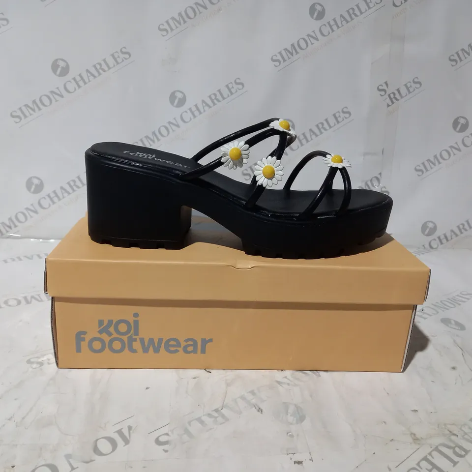 BRAND NEW BOXED PAIR OF KOI VEGAN BLOOMING DAISY OASIS STRAPPY SLIDERS IN BLACK - UK SIZE 7