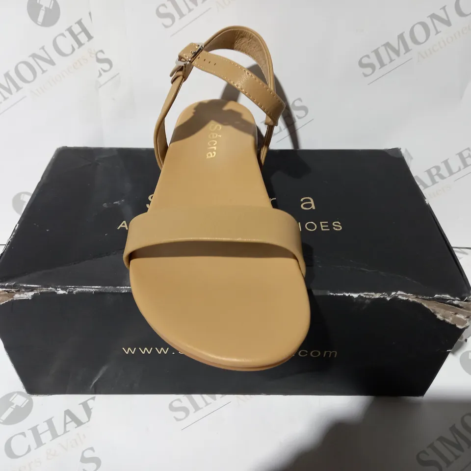 BOXED PAIR OF SÉCRA OPEN TOE SANDALS IN TAN UK SIZE 6