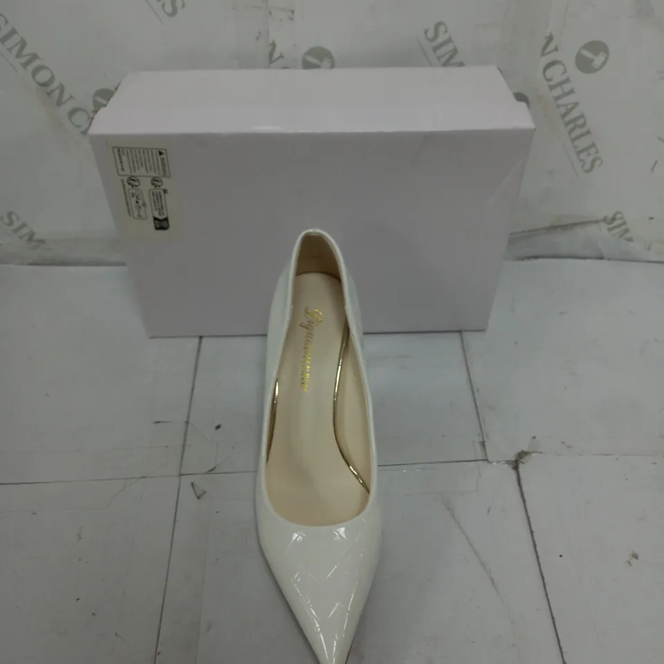 BOXED PAIR OF LIGUANNIXIE WHITE POINTED HEELS SIZE 39