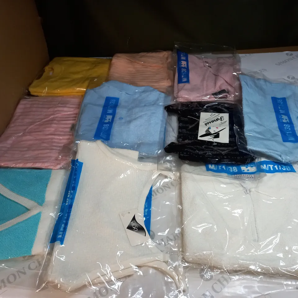 LOT OF APPROX 10 ASSORTED CLOTHING ITEMS IN VARIOUS SIZES