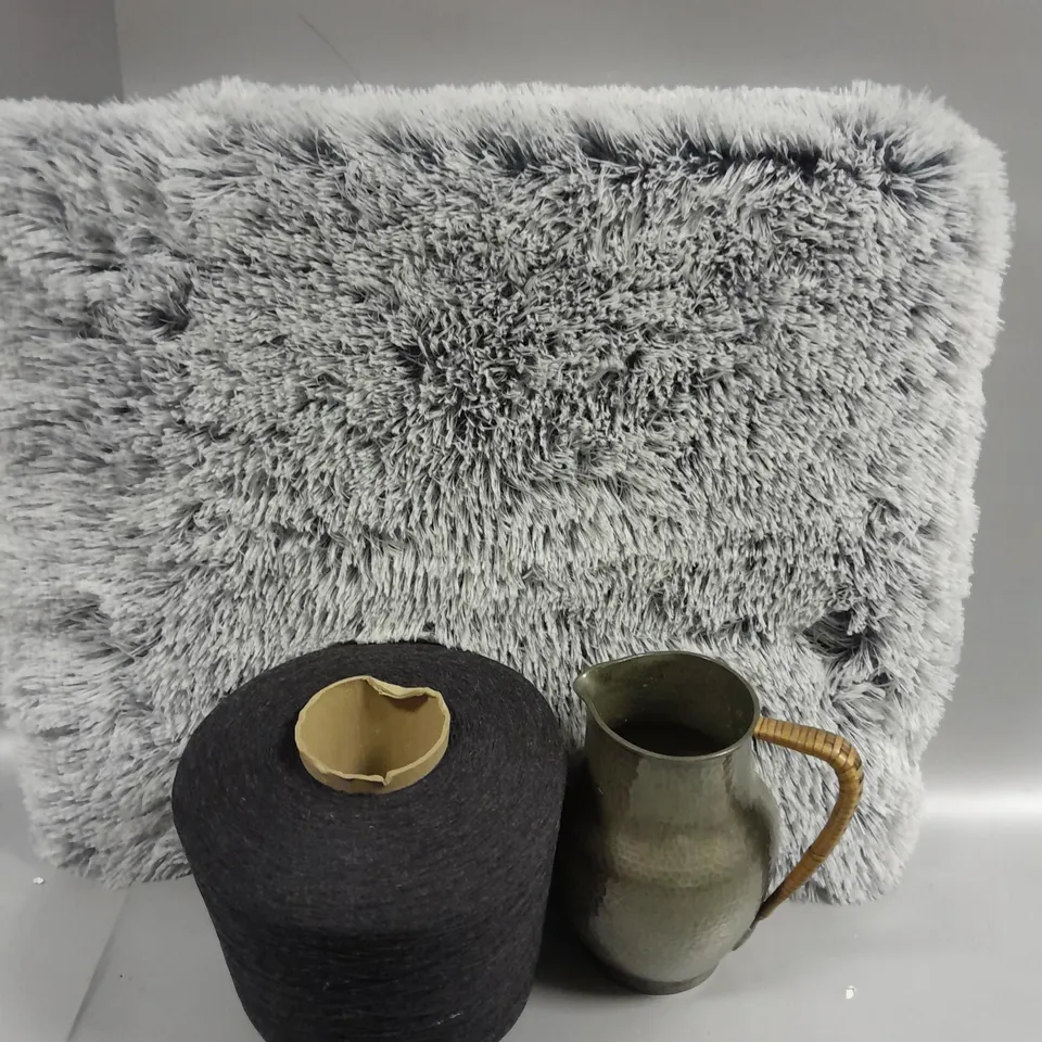 APROXIMATELY 6 ASSORTED HOUSEHOLD ITEMS TO INCLUDE FLOOT MAT, ROLL OF STRING, MILK JUG, ETC