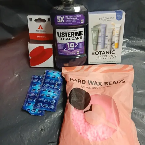 APPROXIMATELY 15 ASSORTED HEALTH & BEAUTY PRODUCTS TO INCLUDE MOUTHWASH, WAX BEADS, BATH PLUG ETC 