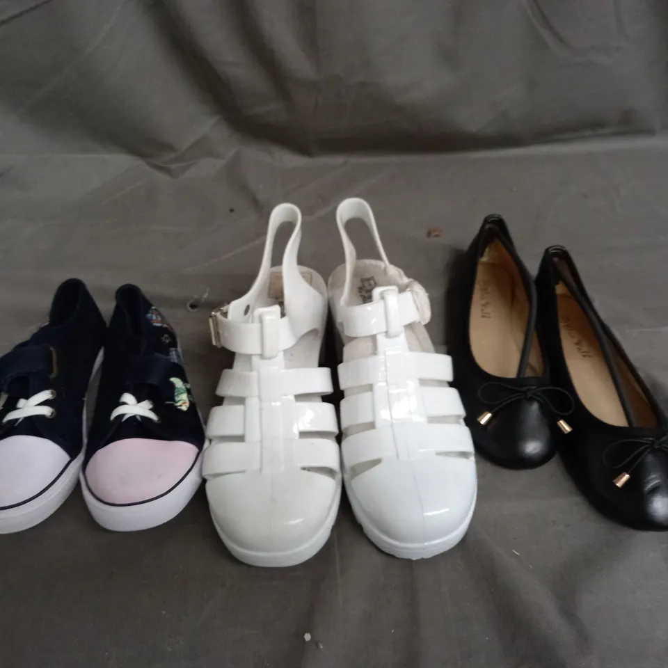 APPROXIMATELY 10 PAIRS OF ASSORTED KIDS SHOES IN VARIOUS STYLES AND SIZES 