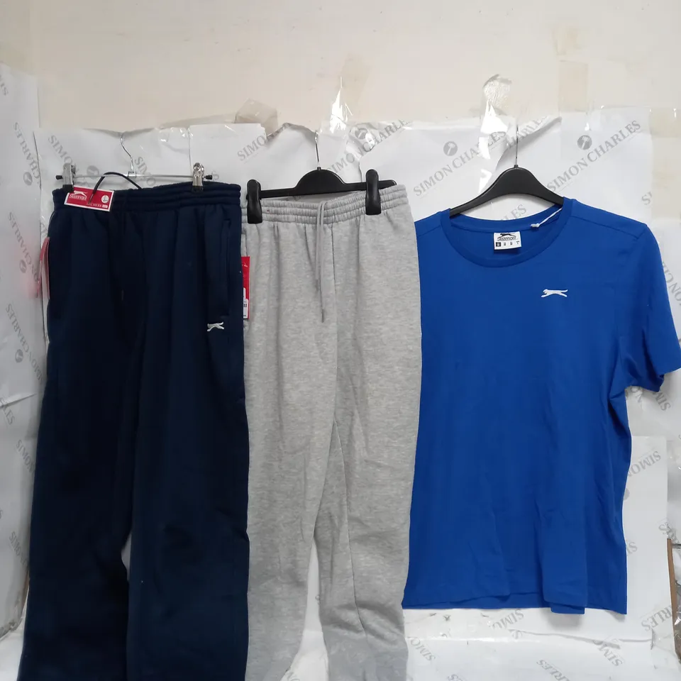 ASSORTED SLAZENGER PIECES OF CLOTHING TO INCLUDE JACKETS, T-SHIRTS, AND JOGGERS ETC. 