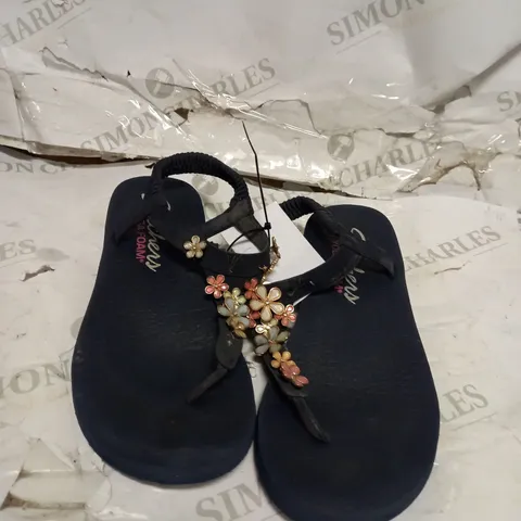 SKECHERS FLORAL TOE POST SANDAL SIZE 4