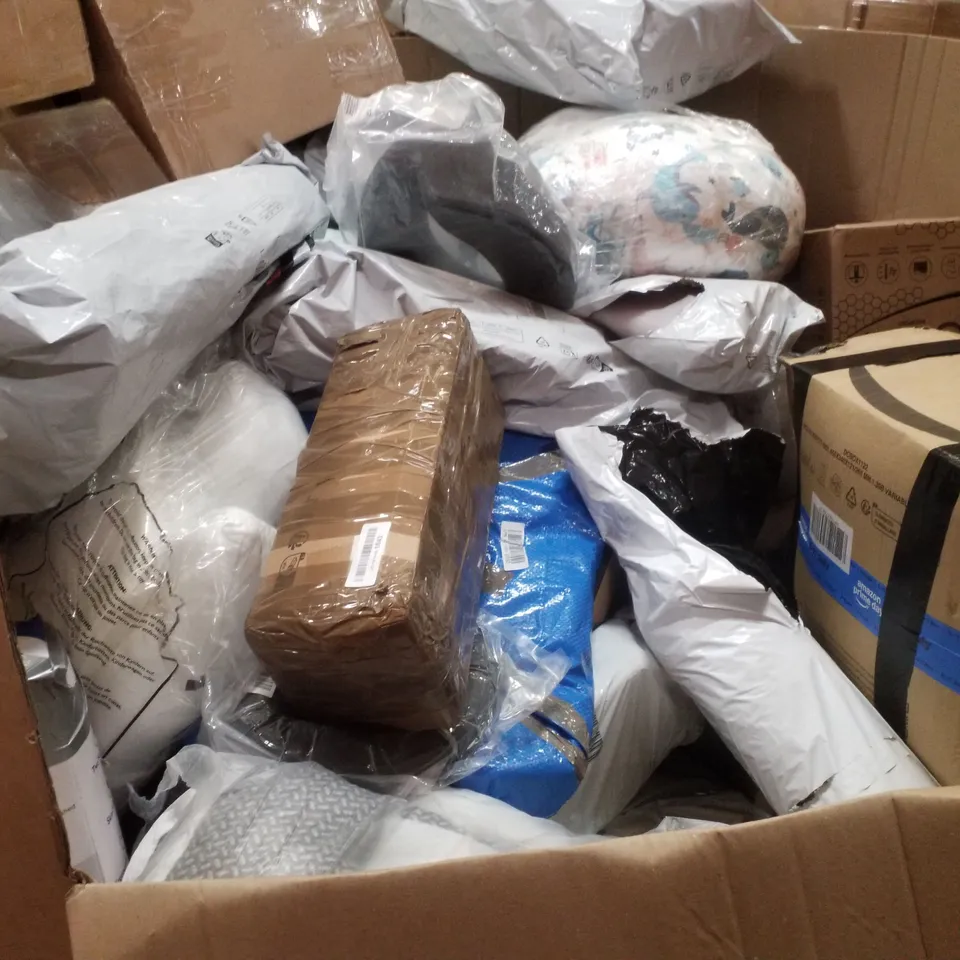 PALLET CONTAINING ASSORTED PILLOWS & CUSHIONS