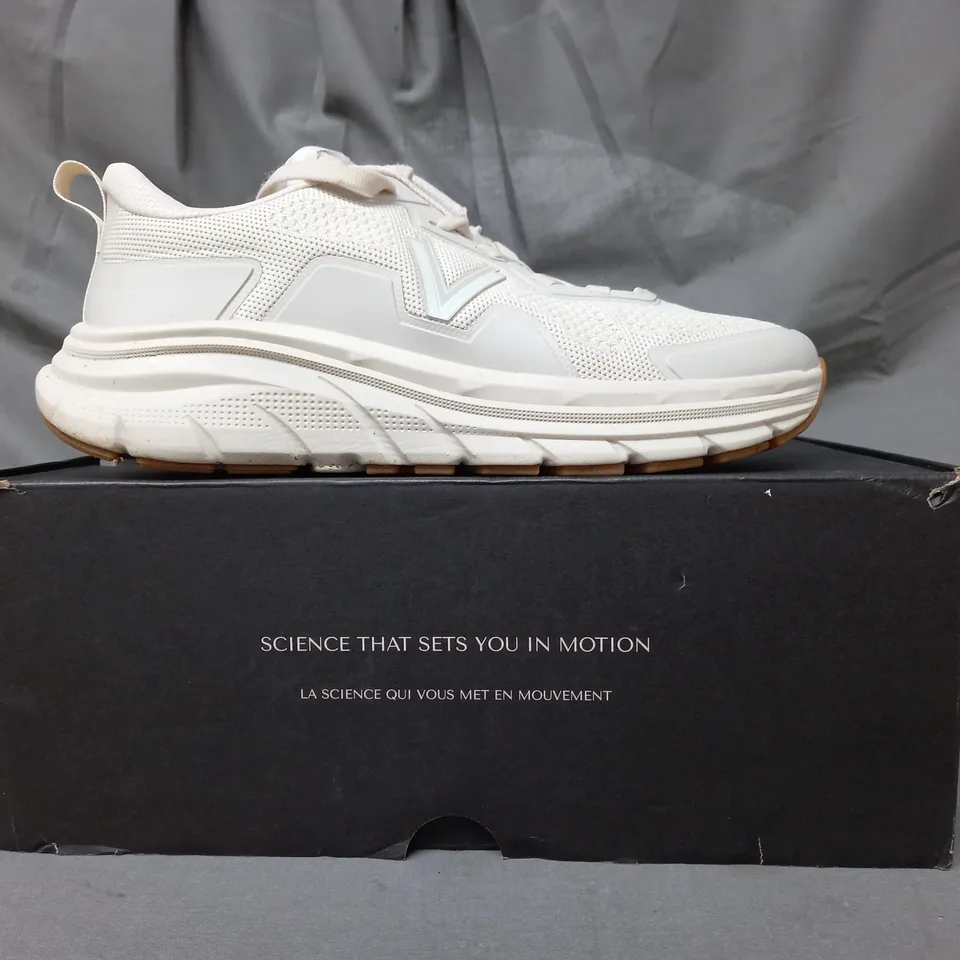 BOXED PAIR OF VIONIC WALK MAX TRAINERS IN CREAM SIZE 6