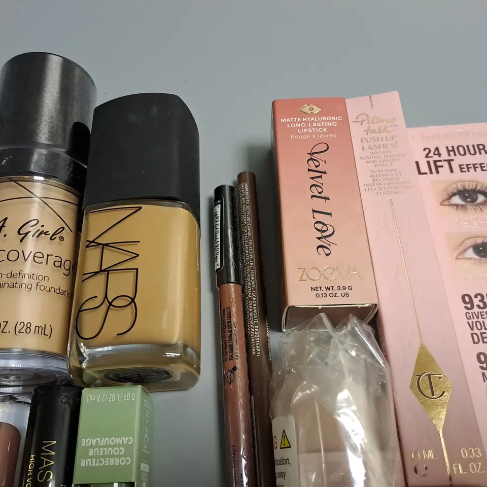 LOT OF 18 ASSORTED MAKE UP ITEMS TO INCLUDE MAYBELLINE PERFECTOR GLOW MAKEUP, ESTEE LAUDER BROW TINT AND L.A.GIRL FOUNDATION