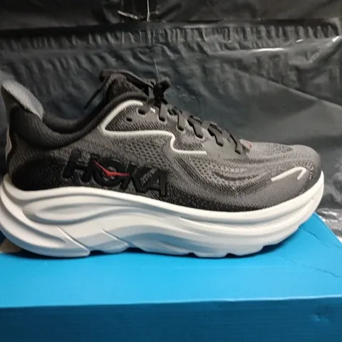 BOXED HOKA CLIFTON TRAINERS IN GREY/WHITE - UK 6.5