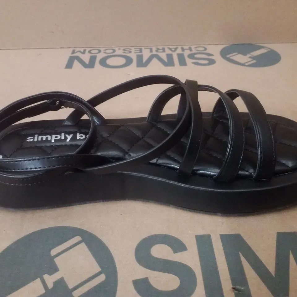 BOX CONTAINING APPROXIMATELY 6 PAIRS OF BRAND NEW SIMPLY BE BLACK PHOEBE EX WIDE SANDALS - SIZE 7