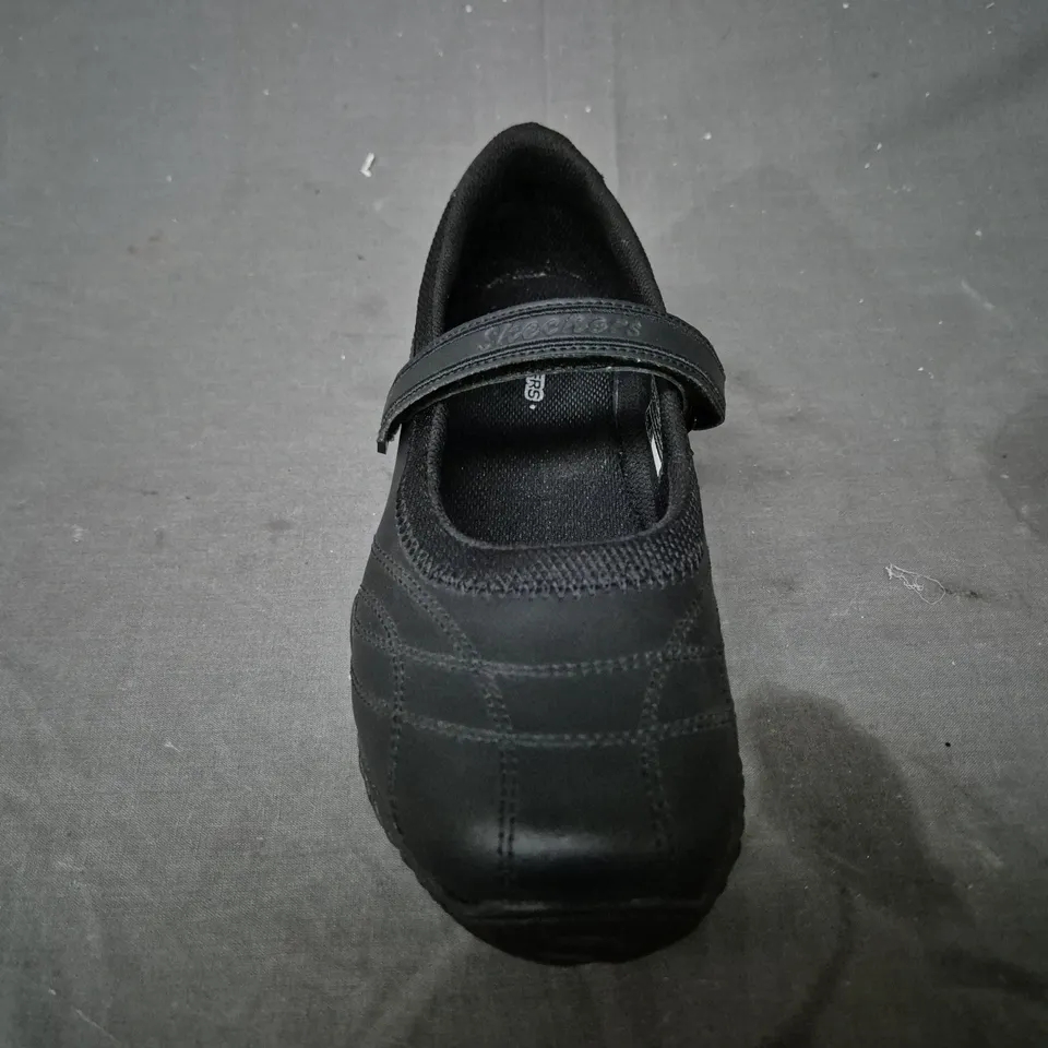 BOXED PAIR OF SKECHERS SHOES IN BLACK UK SIZE 5