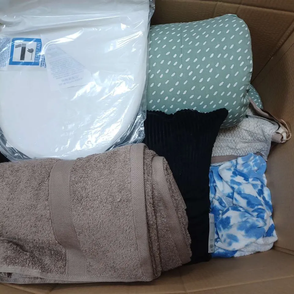 BOX OF APPROX 8 ASSORTED ITEMS TO INCLUDE - VASE , DRYING RACK , BED SHEET ETC