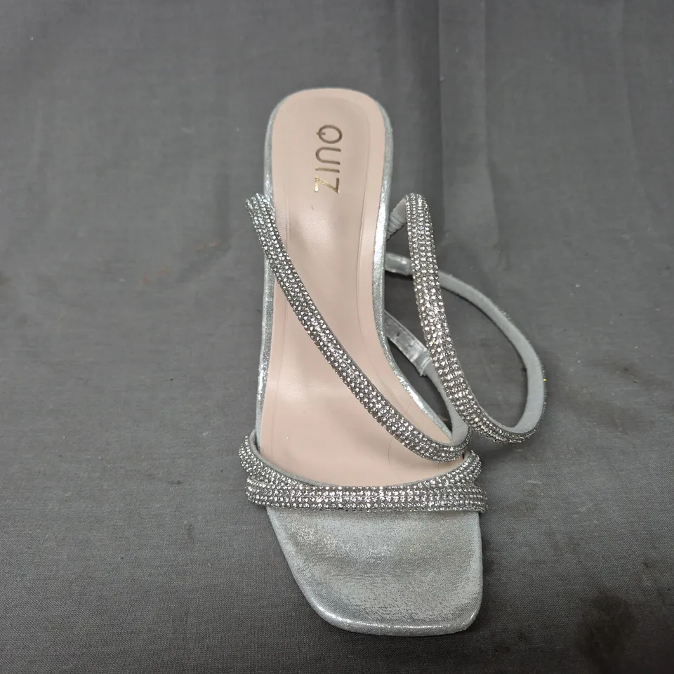 BOXED PAIR OF QUIZ OPEN TOE STRAPPY HIGH BLOCK HEEL SANDALS IN SILVER W. DIAMANTE EFFECT EU SIZE 38