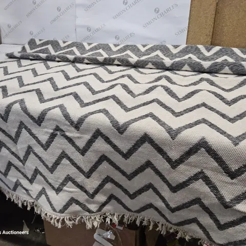LADAISHA COTTON GREY ZIG ZAG RUG 120 × 170