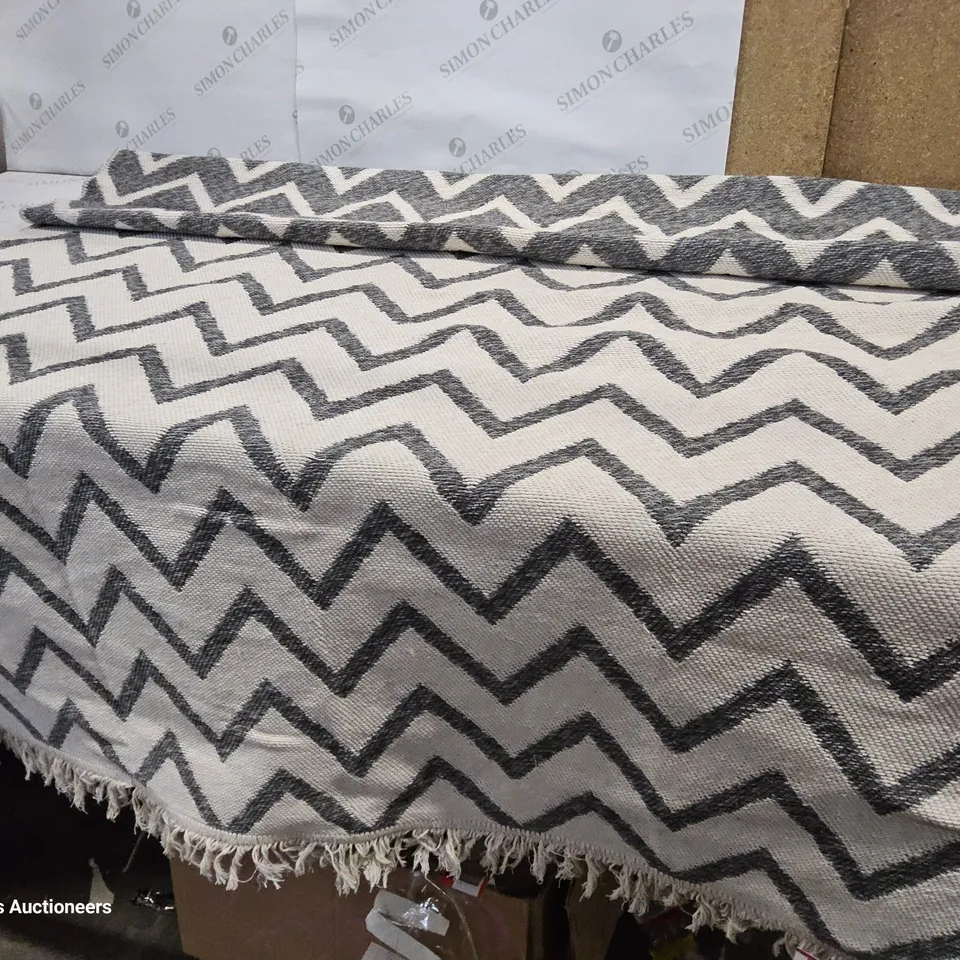 LADAISHA COTTON GREY ZIG ZAG RUG 120 × 170