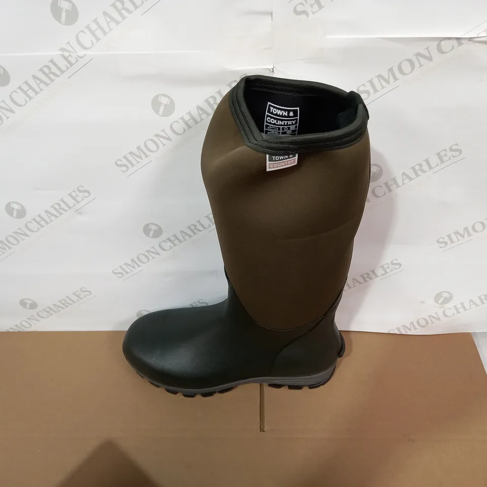 PAIR OF TOWN&COUNTRY GREEN WELLIES SIZE 11