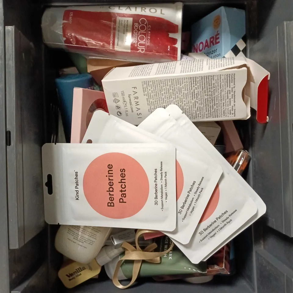 APPROXIMATELY 25 ASSORTED COSMETICS ITEMS TO INCLUDE SOLSKIN MOISTURISER, PAULAS CHOICE BLEMISH KIT AND FAKE EYELASHES