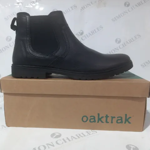 BOXED PAIR OF OAKTRAK ANKLE BOOTS IN BLACK UK SIZE 10