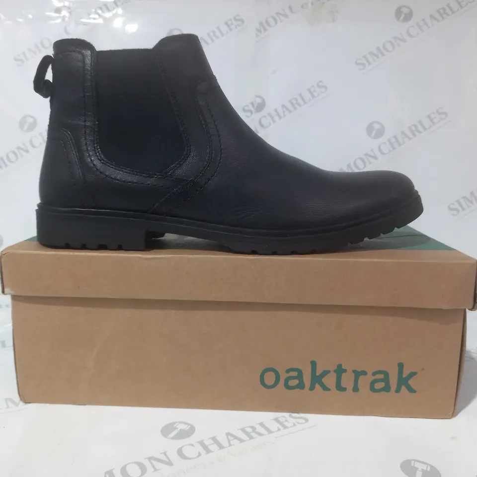 BOXED PAIR OF OAKTRAK ANKLE BOOTS IN BLACK UK SIZE 10