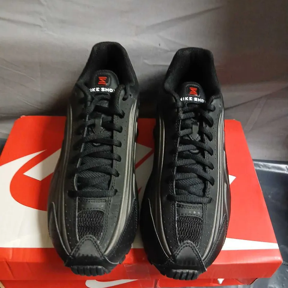 NIKE SHOX R4 (GS) KIDS' TRAINERS – BLACK, UK 5 (EU 38, 5Y)