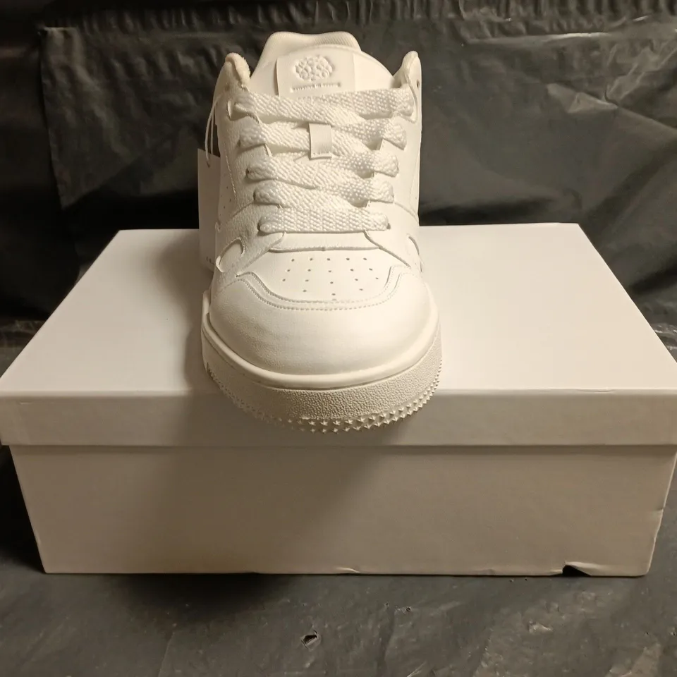 BOXED PAIR OF CONZURI SHOES IN WHITE SIZE UK 9