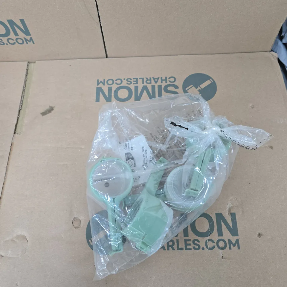 BOX OF APPROXIMATELY 12 ASSORTED ITEMS TO INCLUDE: POUR AND STORE BAG CLIPS 