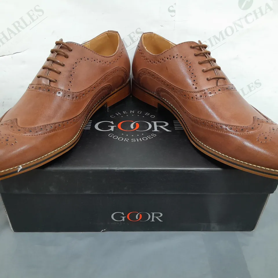 BOXED PAIR OF GOOR LACE UP SHOES IN BROWN SIZE 9