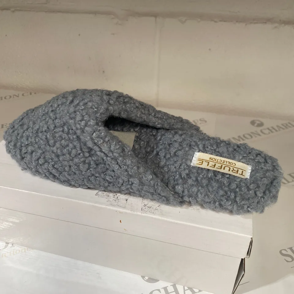 BOXED PAIR OF TRUFFLE COLLECTION GREY SLIPPERS SIZE L 