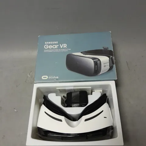 BOXED SAMSUNG GEAR VR HEADSET IN WHITE/BLACK