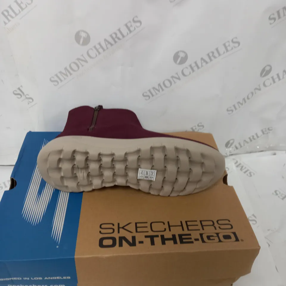 BOXED PAIR OF SKECHERS ZIP ANKLE BOOT BURGUNDY - SIZE 5