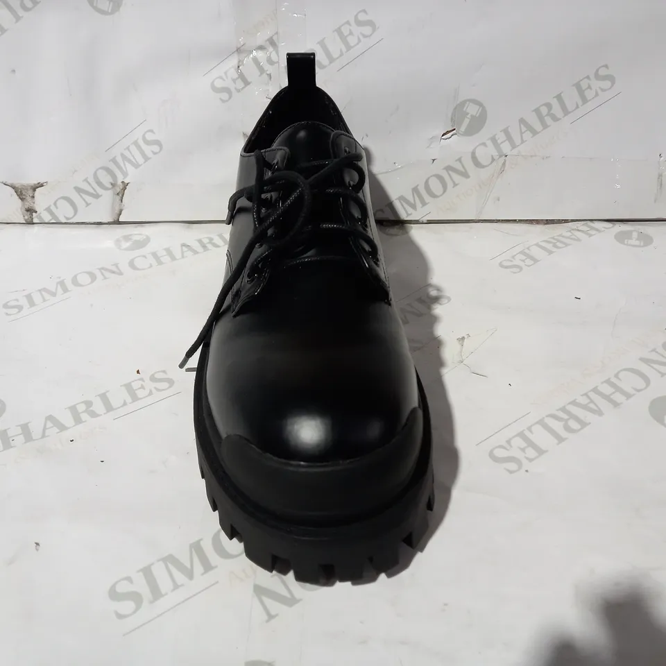 BOXED PAIR OF ASOS DESIGN WIDE FIT CHUNKY SHOES IN BLACK UK SIZE 8